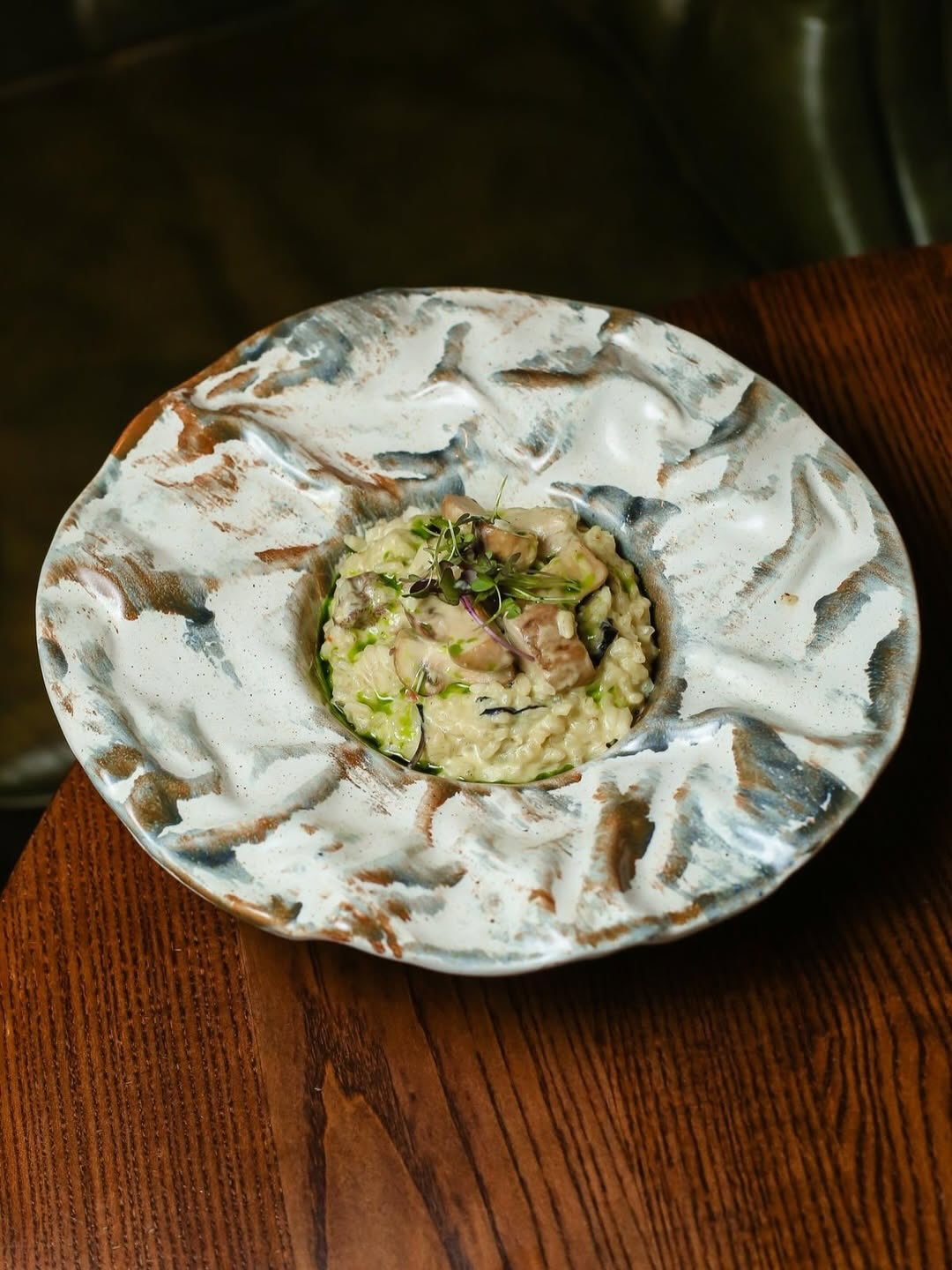 Подача блюда в керамике Ceramics Atelier в Oblako Lounge Bar 2